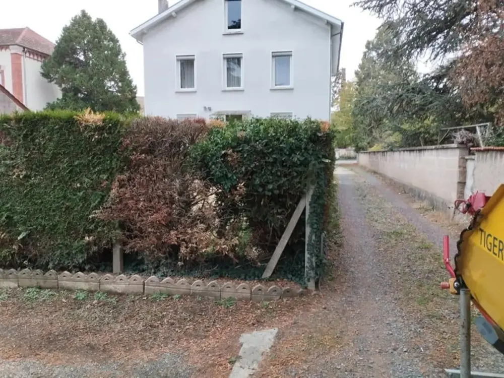 Abattage d’une haie de thuyas et pose d’une clôture rigide