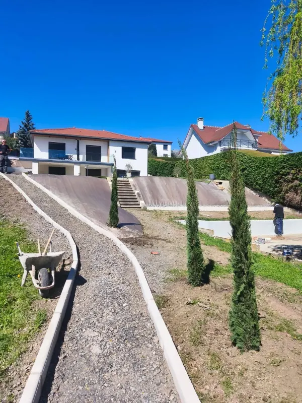 Bâchage d’un talus et plantation de cyprès de Provence