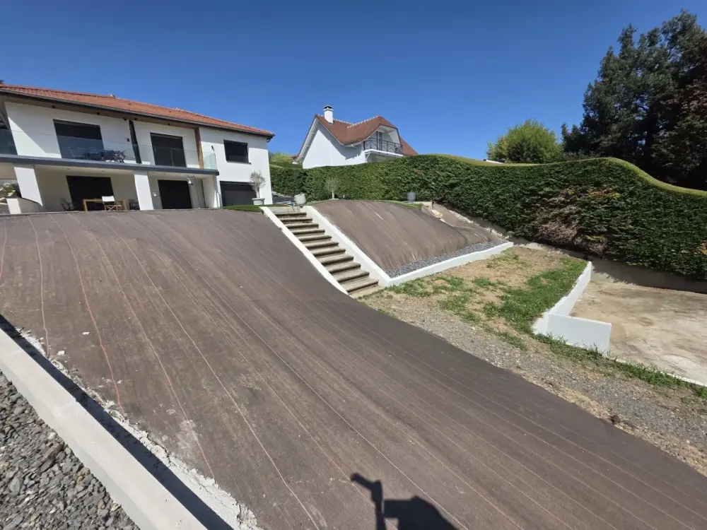 Bâchage d’un talus et plantation de cyprès de Provence — vue 4
