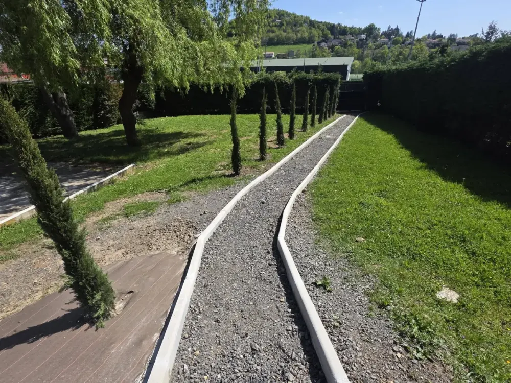 Bâchage d’un talus et plantation de cyprès de Provence — vue 5