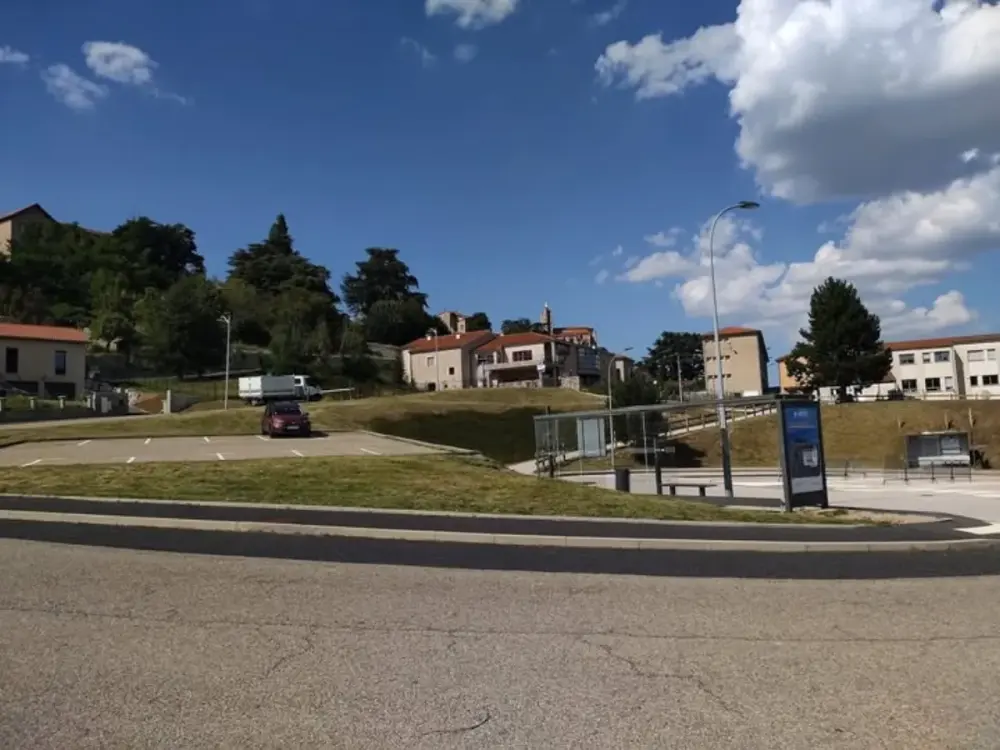 Débroussaillage des abords des écoles avant la rentrée