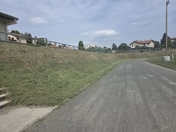 Débroussaillage de talus et désherbage d’une piste d’athlétisme