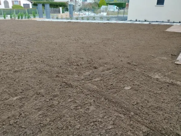 Engazonnement, plantation de haie et paillage en plaquettes de bois