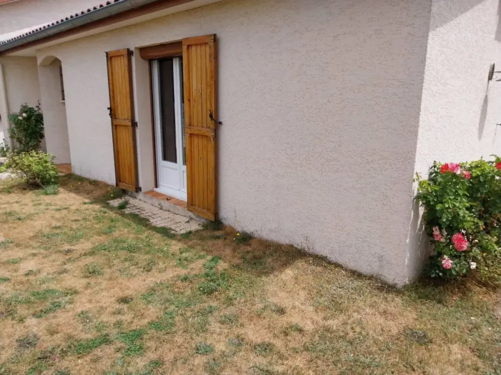 Pavage, bordure en chêne et gravier autour d’une maison