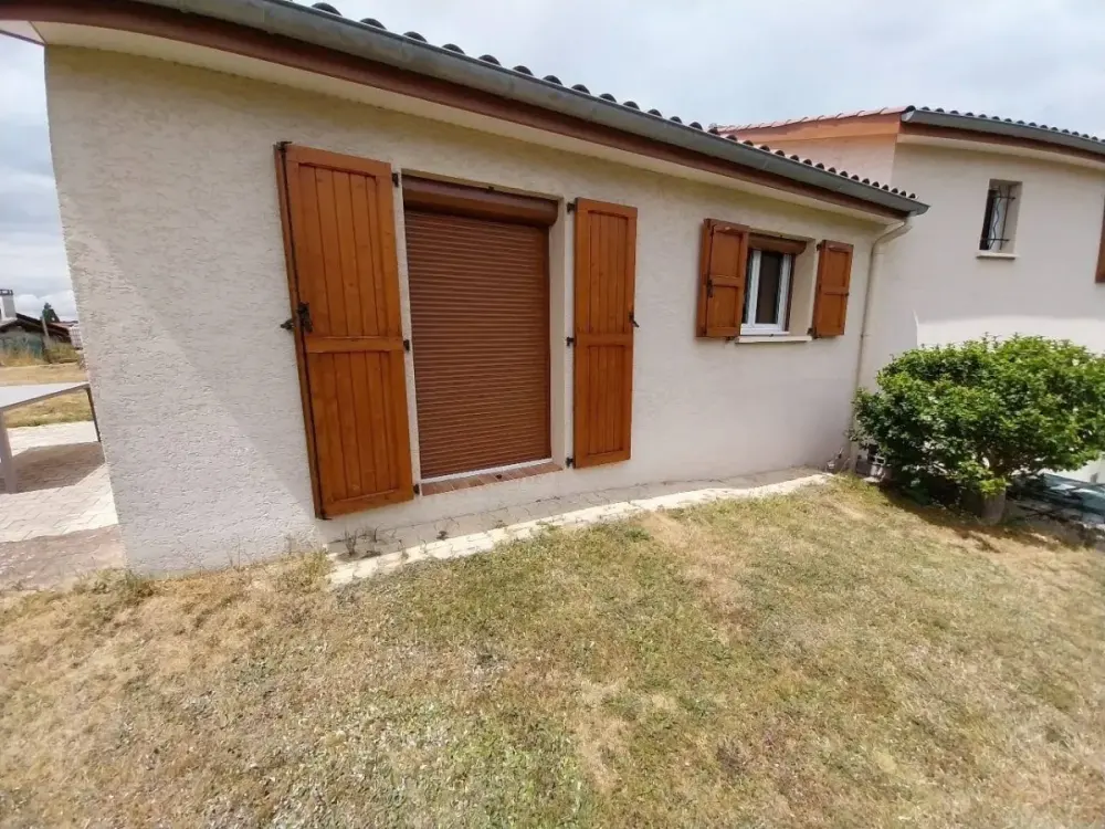 Pavage, bordure en chêne et gravier autour d’une maison — vue 2