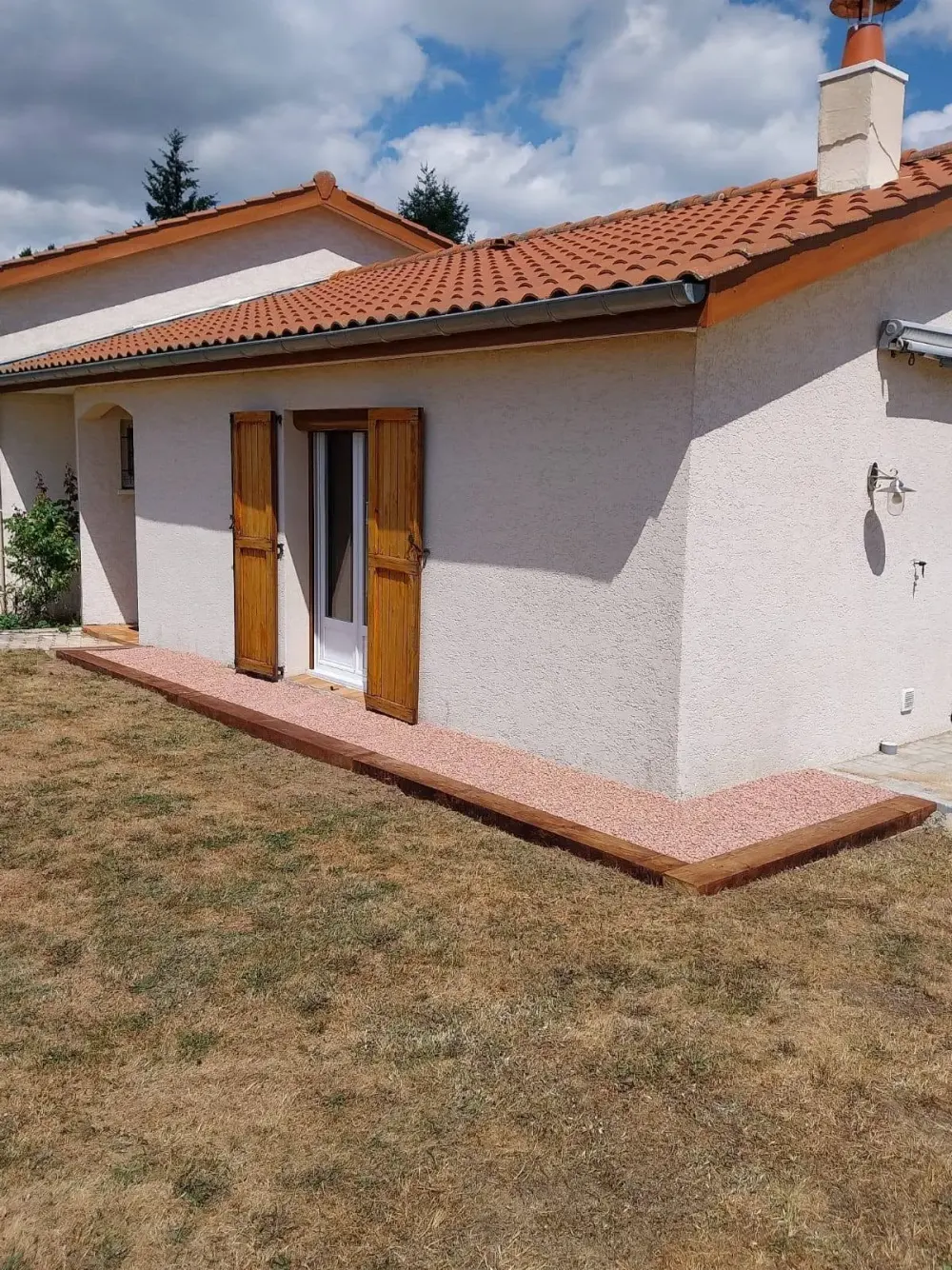 Pavage, bordure en chêne et gravier autour d’une maison — vue 3