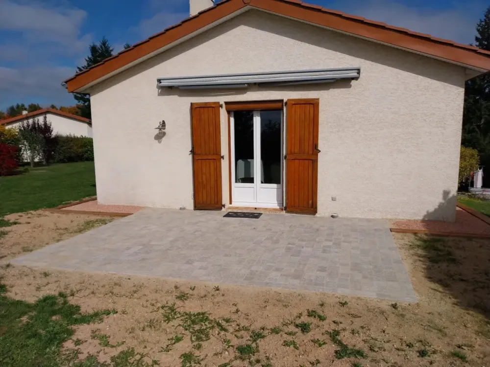 Pavage, bordure en chêne et gravier autour d’une maison — vue 5