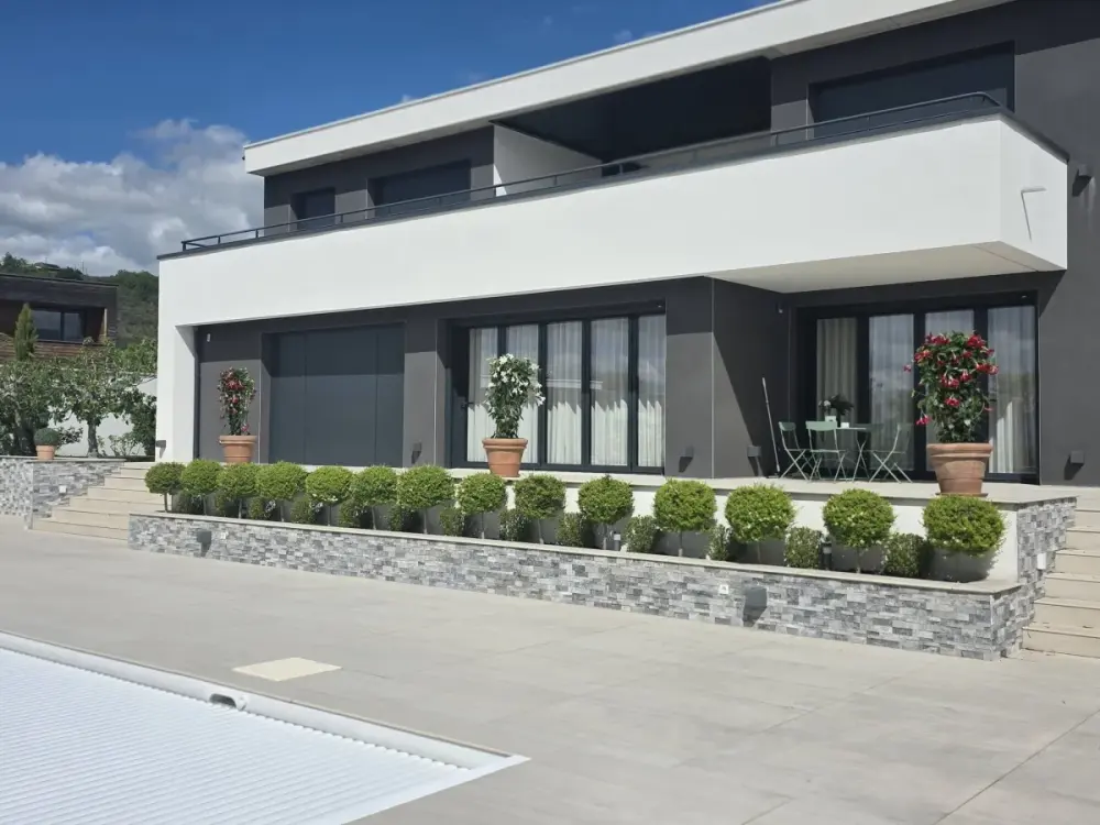 Plantation de dipladénias et aménagement d’un porche