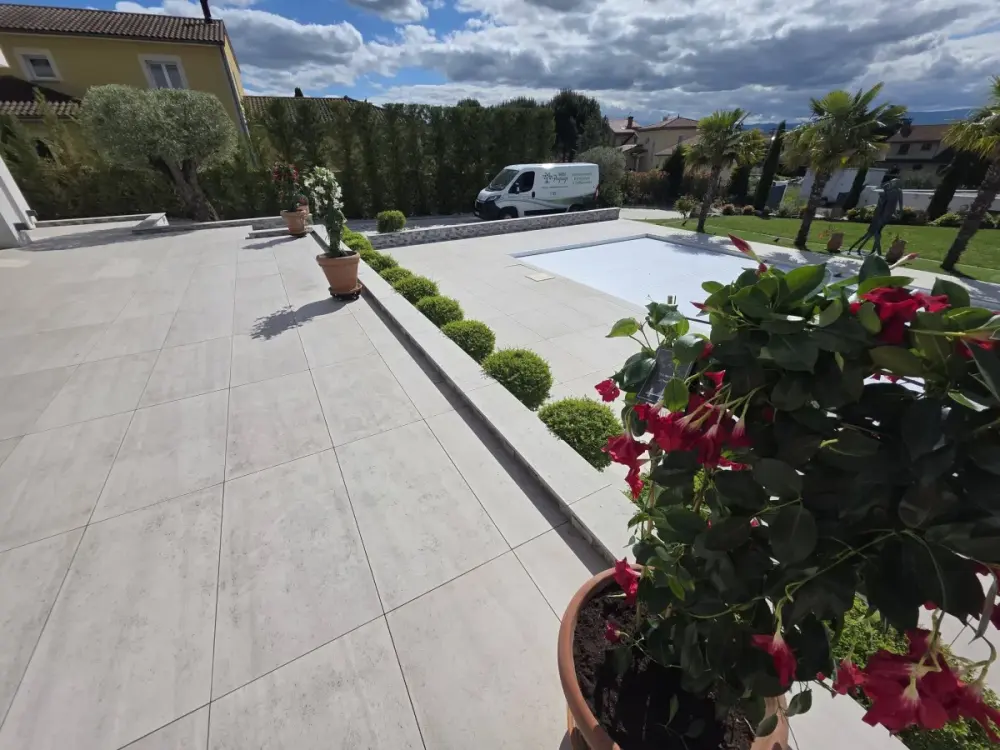Plantation de dipladénias et aménagement d’un porche — vue 2