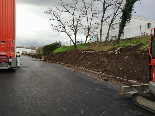 Pose d’une bâche de talus sur grande longueur