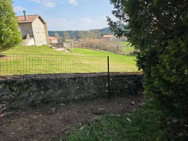 Pose de grillage soudé et rigide avec portillon
