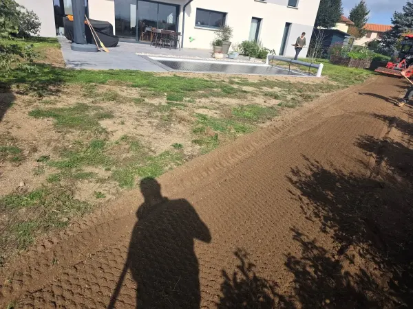 Reprise des gazons autour d’une piscine après travaux