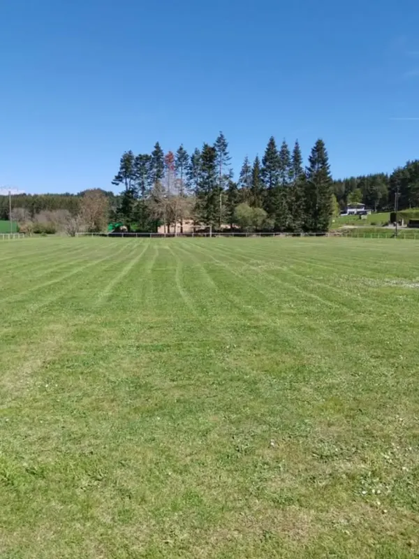 Tonte du stade de football