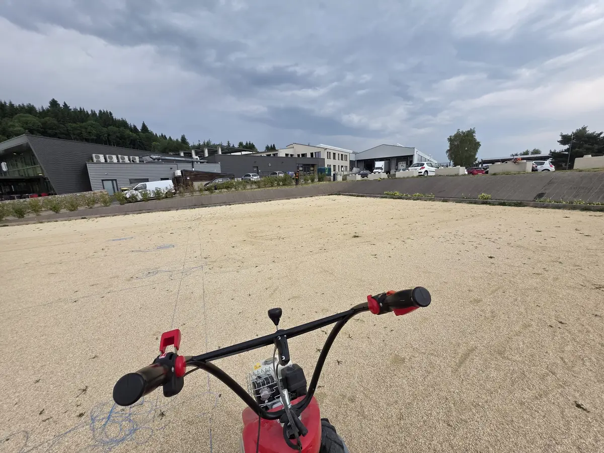 Grande surface de terrain nivelée et travaillée au motoculteur sur un chantier d'aménagement extérieur