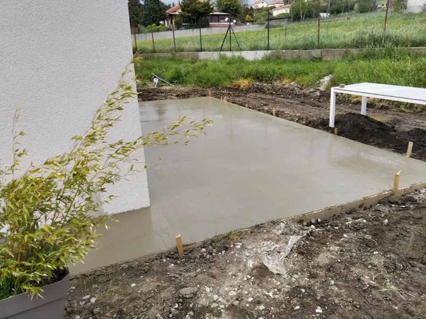 Allée en gravier devant une maison