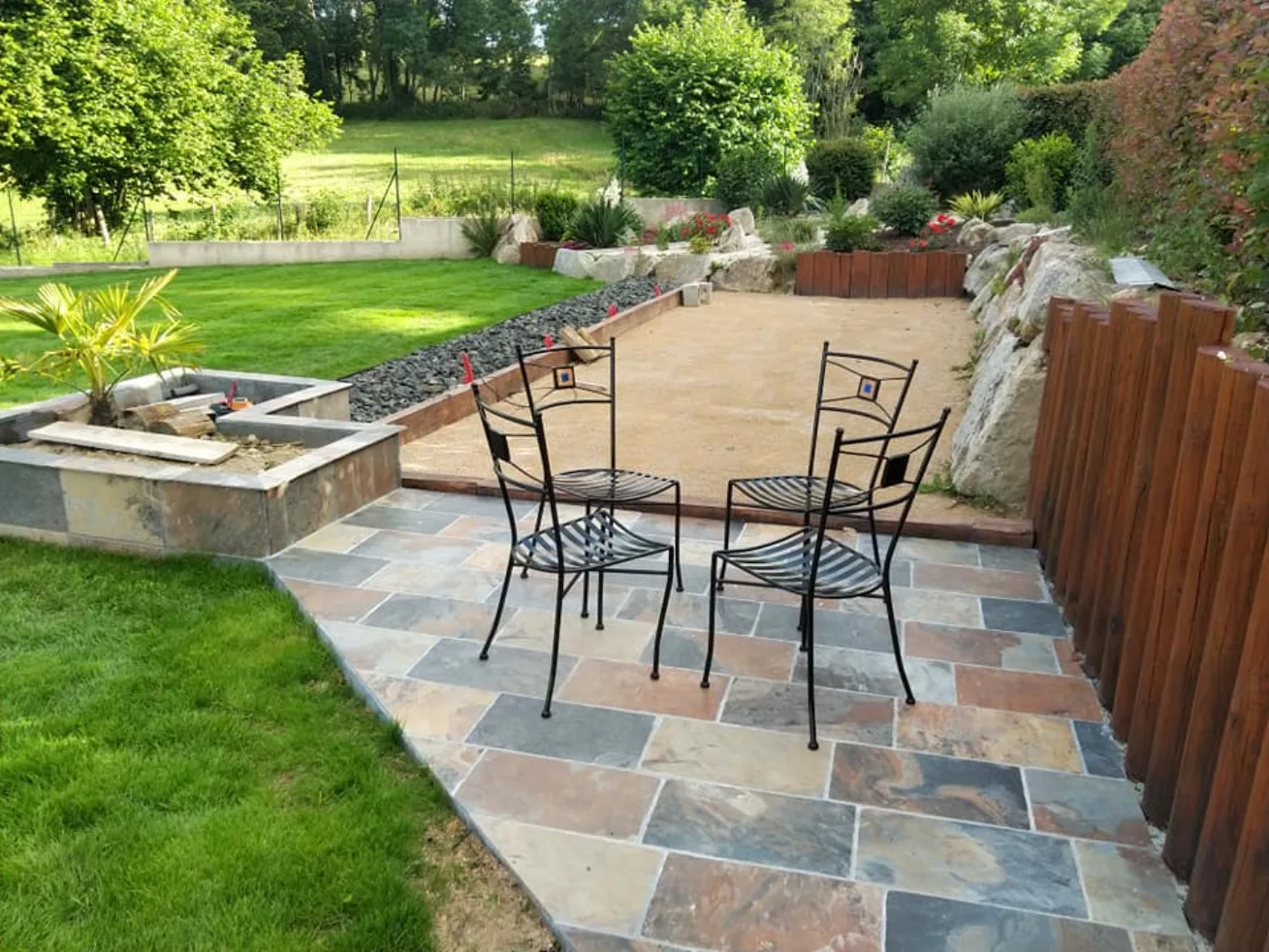 Terrasse et jardin aménagés par MDF Paysage dans la Loire