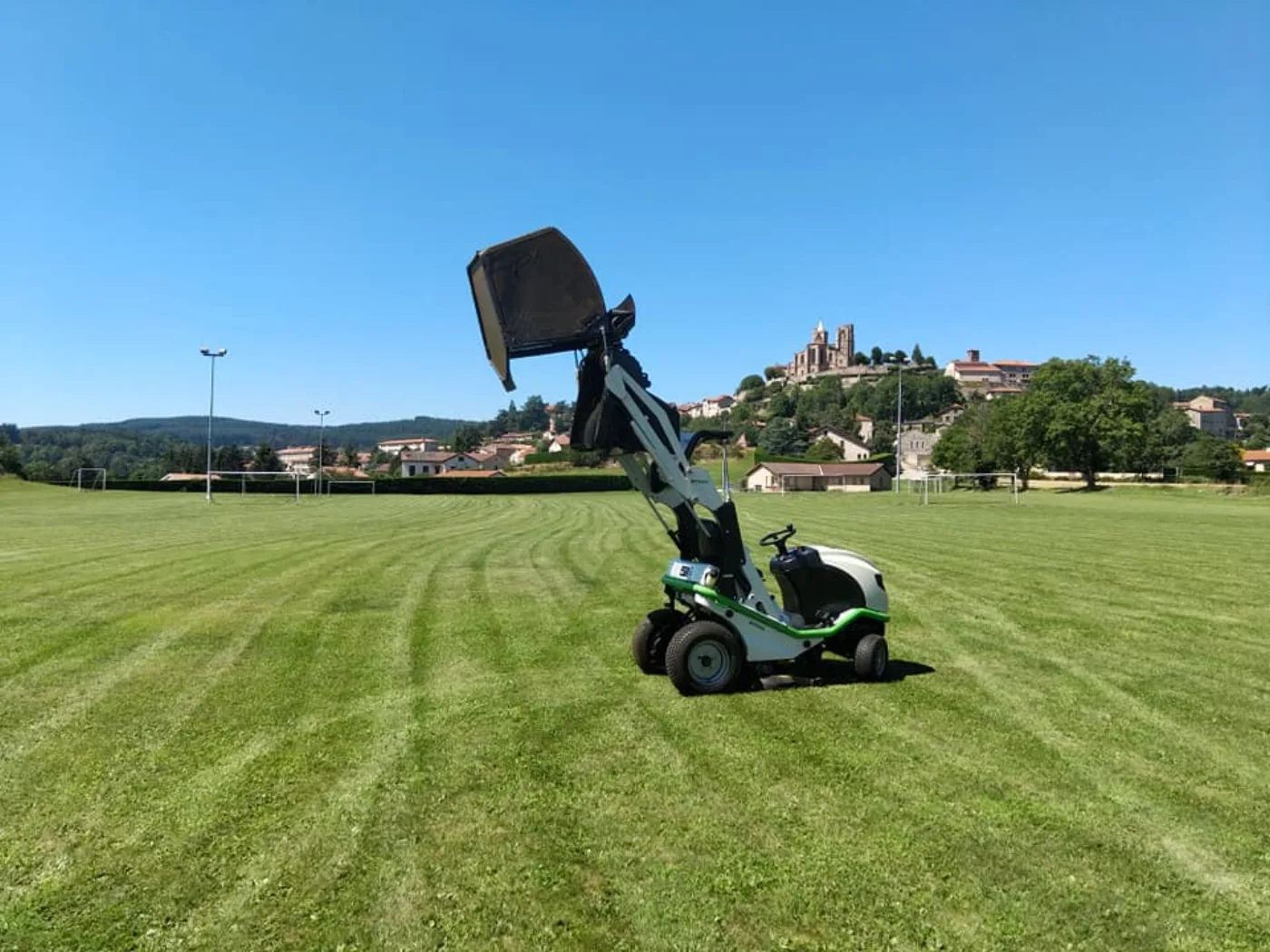 Tonte de pelouse à la tondeuse autoportée par MDF Paysage