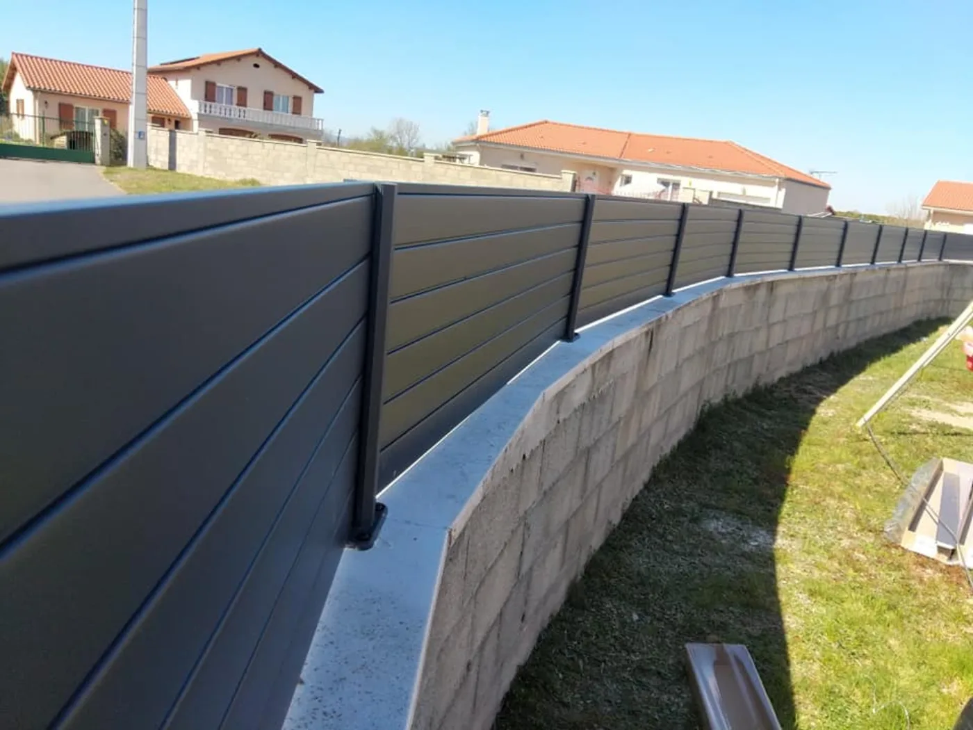 Mur de soutènement en pierre réalisé par MDF Paysage
